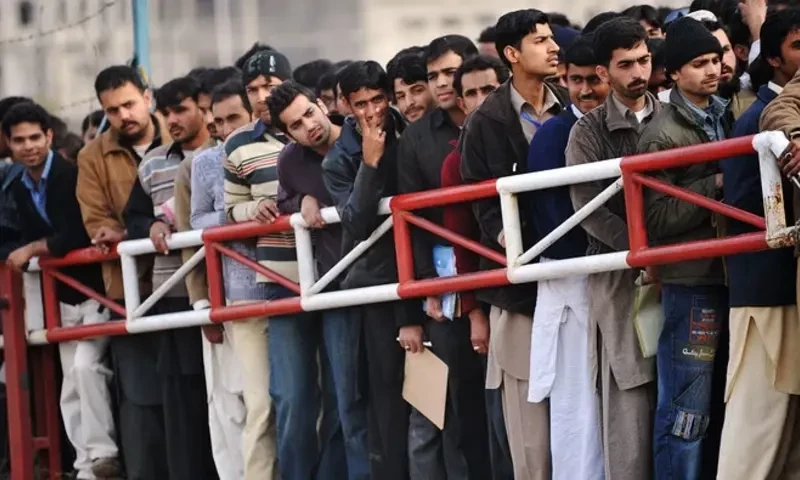 Majority of Pakistani youth don&rsquo;t want to go abroad, finds survey