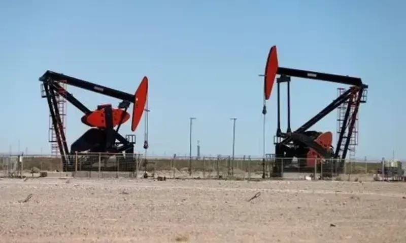 Oil edges up on smaller US output growth estimates