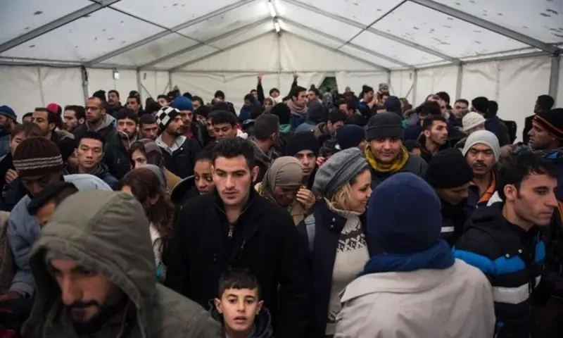 German state begins paying refugees &euro;185 through cash cards