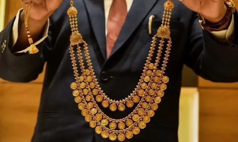 Gold price extends gains to reach Rs215,200/tola