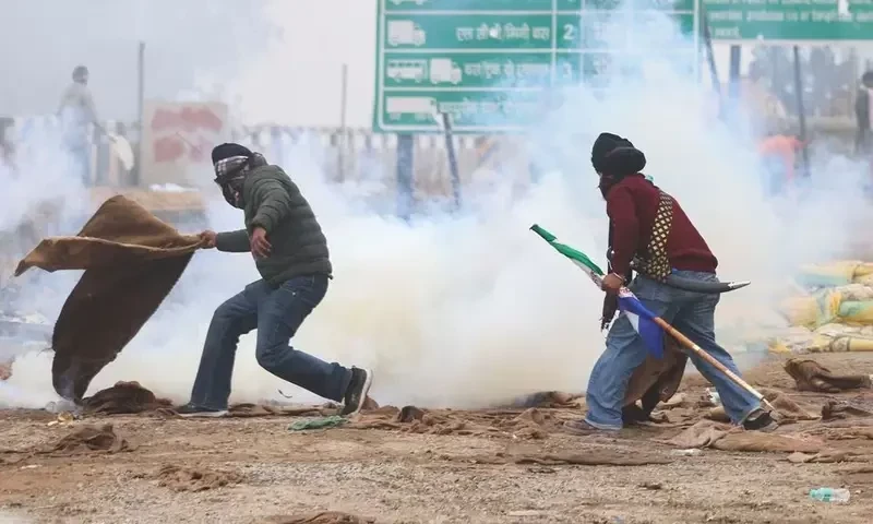 Police fire tear gas on Indian farmers marching to capital