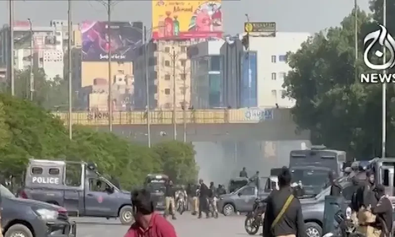 Karachi police baton charge JUI-F protesters at Shahrah-e-Faisal