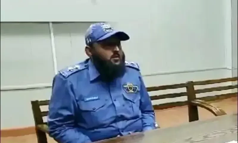 Lahore traffic wardens continue to churn out PhDs with another accomplishing feat