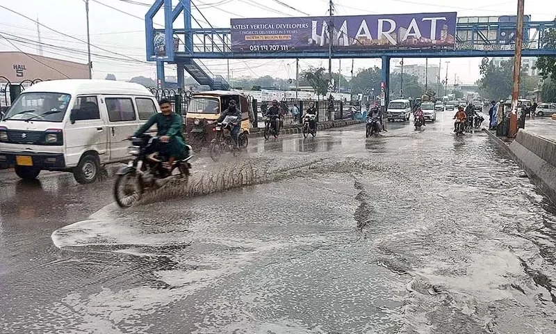 Karachi receives intermittent shower as authorities impose rain emergency