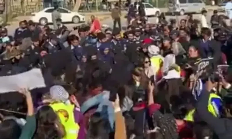 Hundreds attend women&rsquo;s day marches, counter-protests in Pakistan