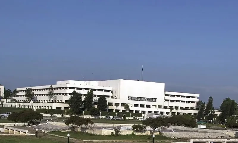 MP smokes cigarette in National Assembly for first time in Pakistan&rsquo;s history