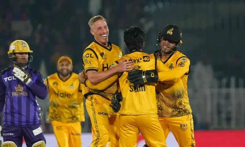 Peshawar Zalmi through to playoffs after thrashing Quetta Gladiators