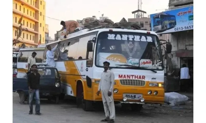 Three killed as bus driver, conductor fight results in crash in KP&rsquo;s Nowshera