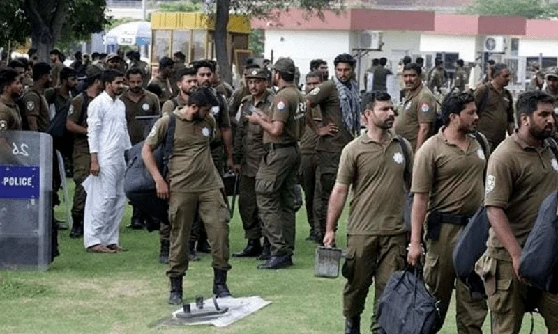 Police uproot PPP&rsquo;s victory camp at Lahore&rsquo;s Charing Cross