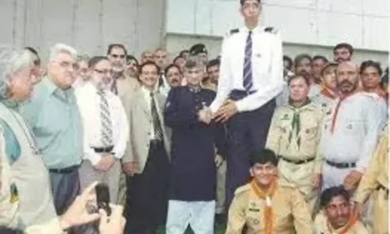 Naseer Somroo, once Pakistan&rsquo;s tallest man, hospitalised after illness