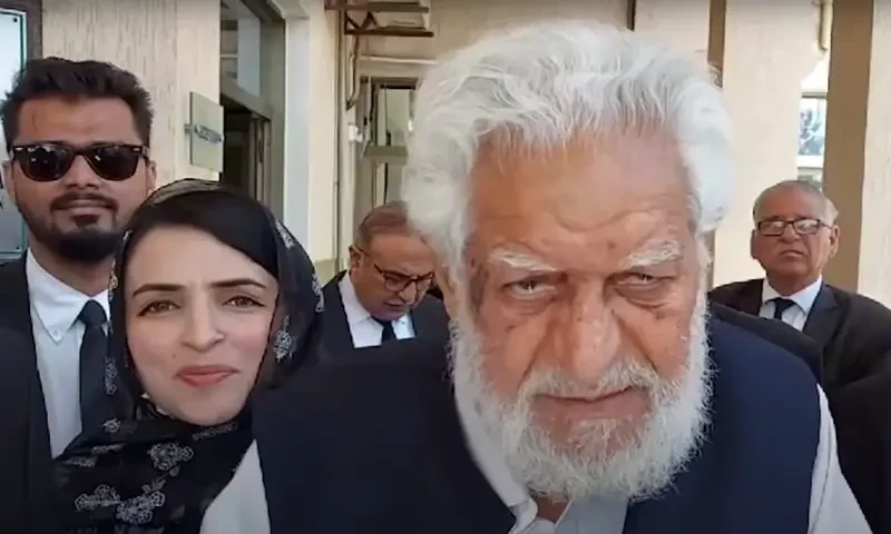 PTI lawyers Qazi Anwar, Mashal Yousafzai brush off criticism after verdict on reserved seats
