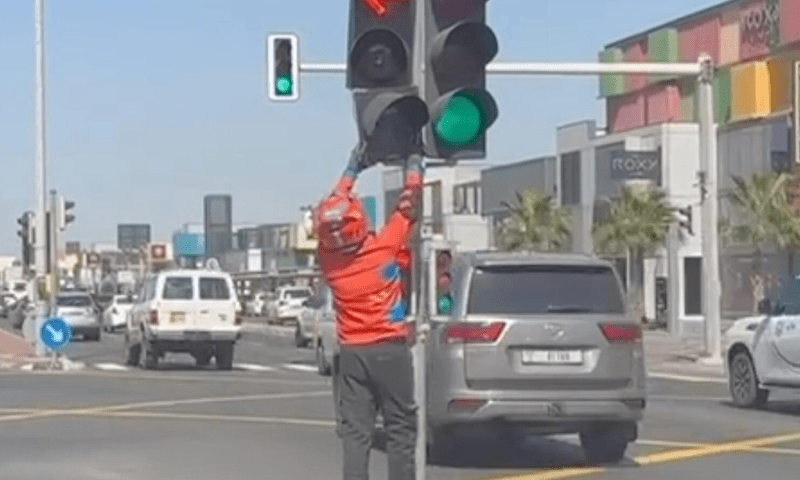 UAE rewards Pakistani man for fixing traffic signal on his own