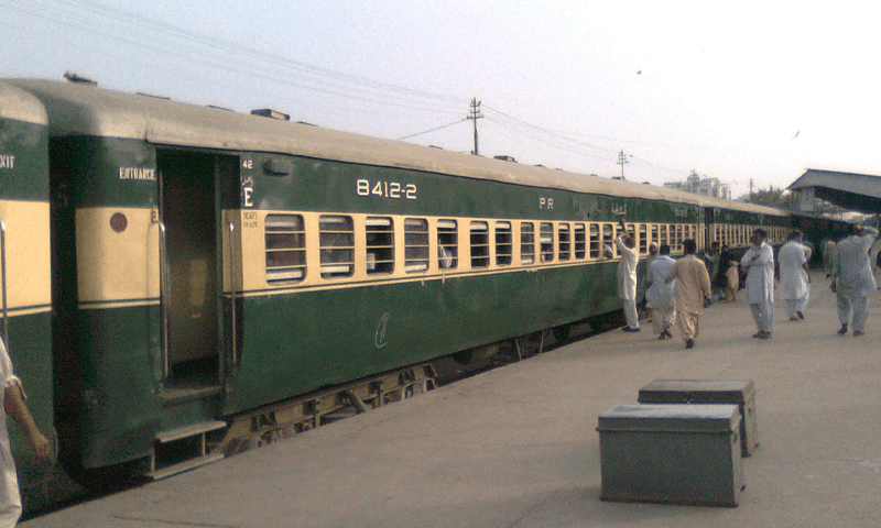 Bahauddin Express&rsquo; carriages unlinked near Rahim Yar Khan