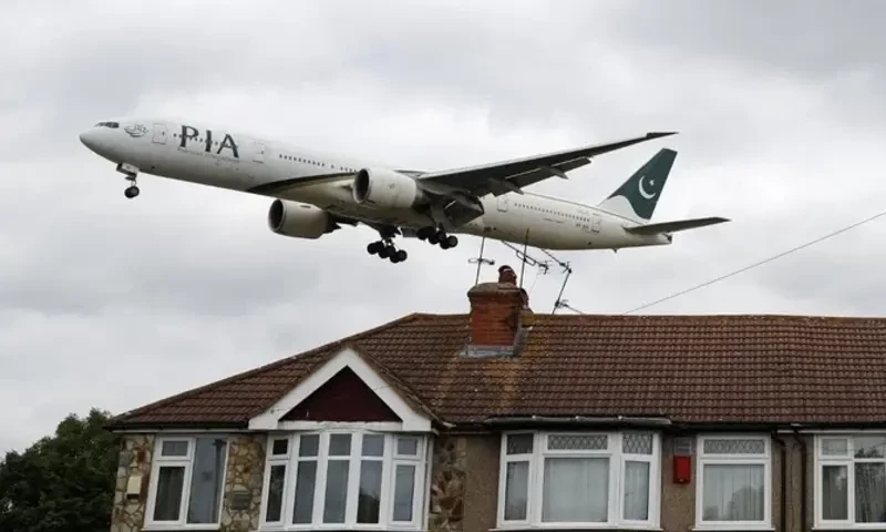 Dar calls for early resumption of PIA flights to UK in phone call with British counterpart