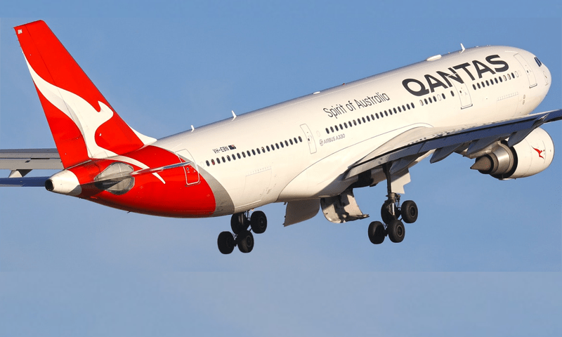 Australian pilots land plane on one engine after hearing noise