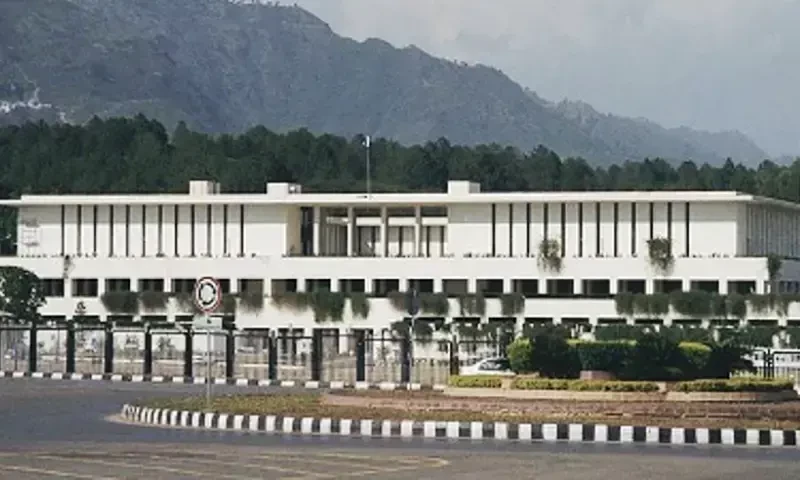 Islamabad gets new IGP, home secretary as govt reshuffles bureaucracy