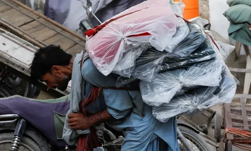 Pakistan annual CPI gauge drops to 20.7% in March, data shows