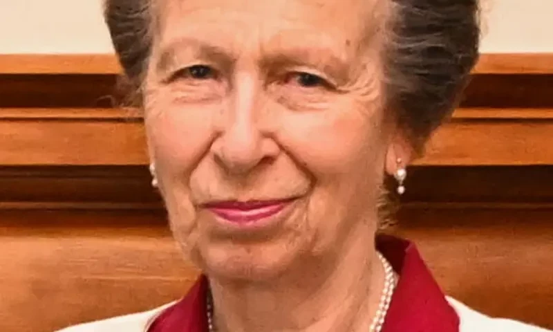 The Royal Princess visits HMS venturer in Rosyth