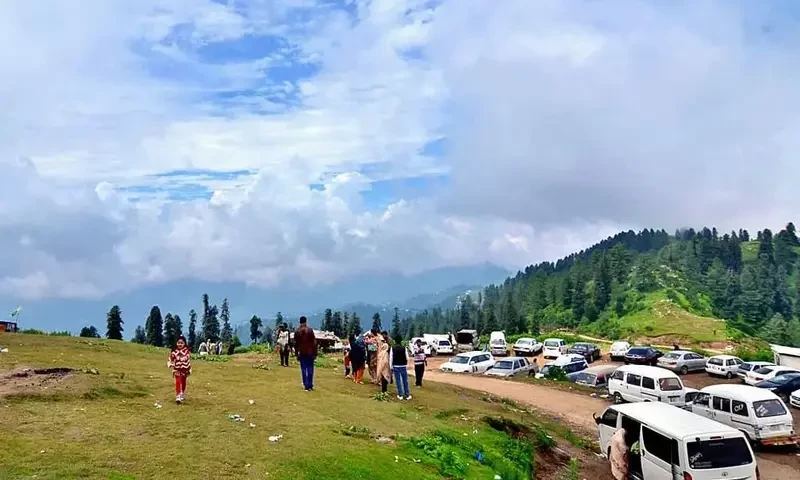 Eid holidays attract tourists in droves to Naran, Kaghan