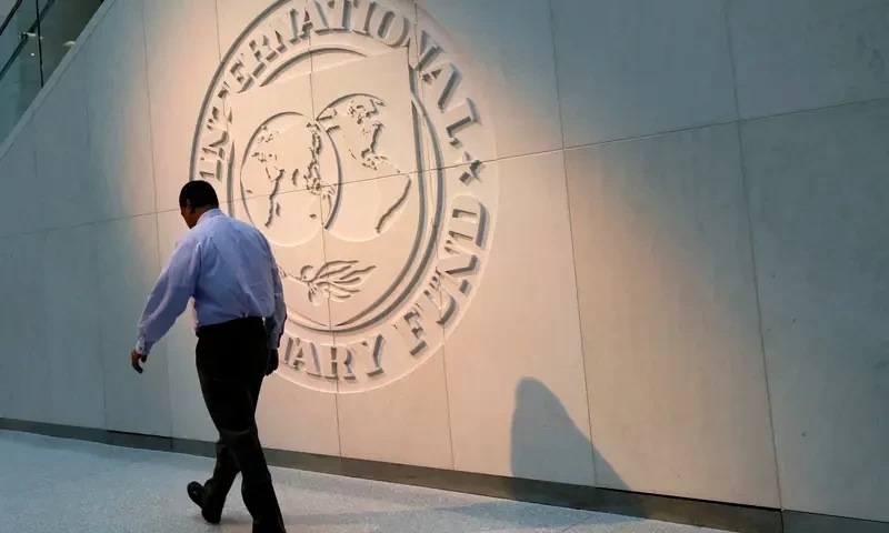 IMF sees Pakistan economy grow next year