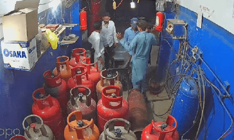 Karachi shop robbed in less than 60 seconds