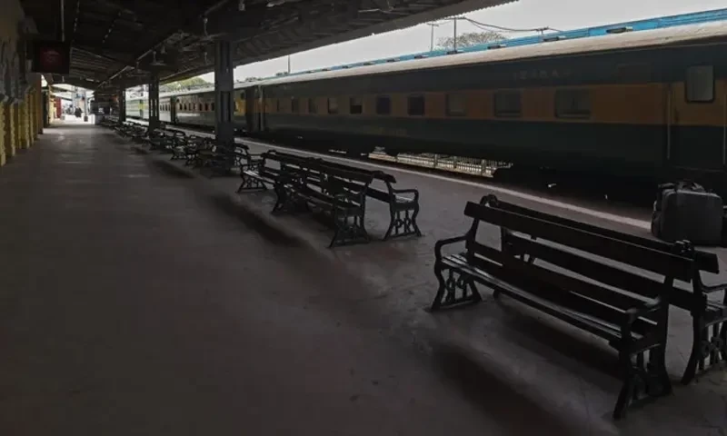 Railways changes stop time of trains in Karachi ahead of Iranian president&rsquo;s visit