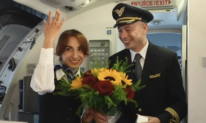 Pilot surprises flight attendant girlfriend with in-flight proposal