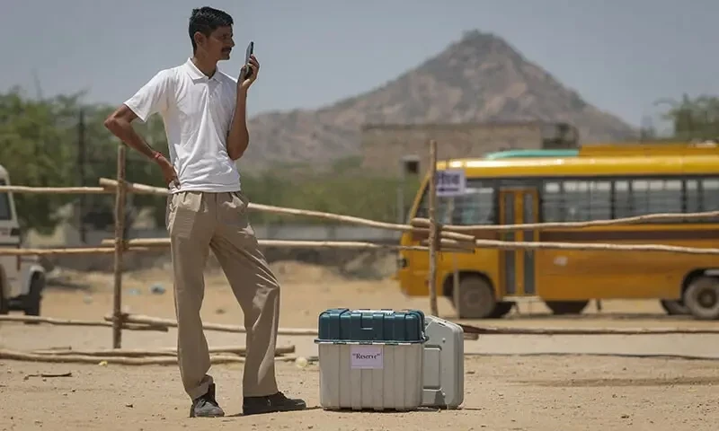 India&rsquo;s poll panel seeks responses to complaints against Modi, Rahul Gandhi