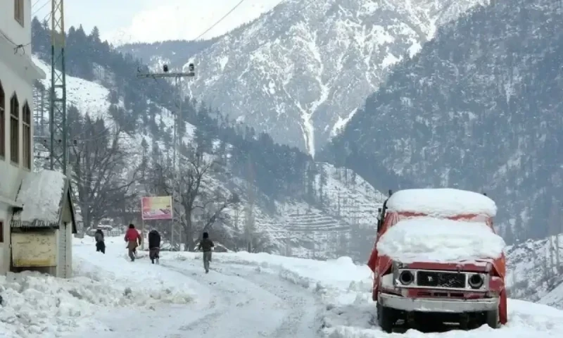 Climate Change: Unusual April snowfall attracts tourists to Kaghan Valley