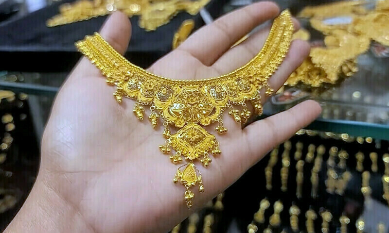 Gold prices decrease in Pakistan