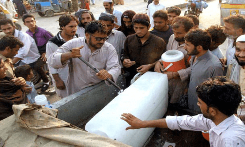 Ice prices soar in Karachi as temperatures increase