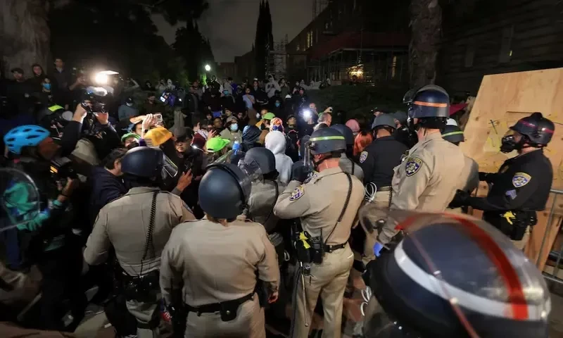 Violence flares at UCLA as police end protests at New York&rsquo;s Columbia