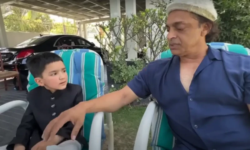 YouTuber Muhammad Shiraz meets Pakistani cricketer Shoaib Akhtar