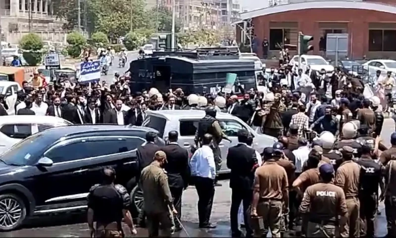 Violent clashes between lawyers, police outside Lahore High Court