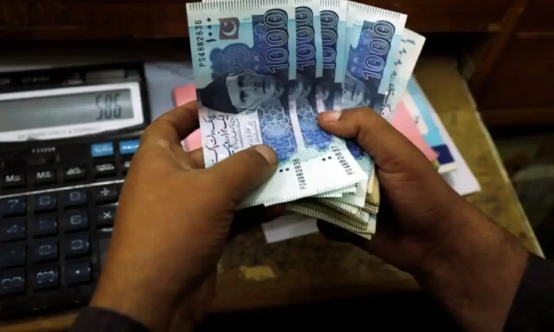 US dollar declines against Pakistani rupee