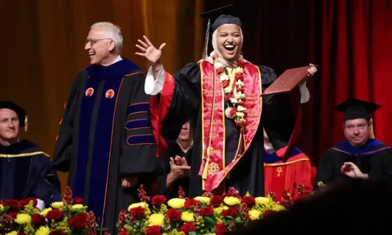 Silenced Muslim valedictorian graduates from USC with roaring applause