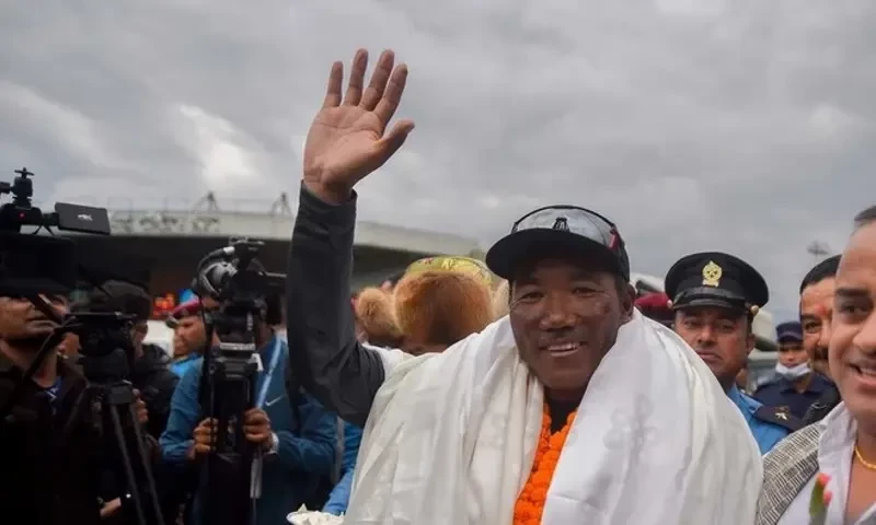 Nepal&rsquo;s &lsquo;Everest Man&rsquo; claims record 29th summit