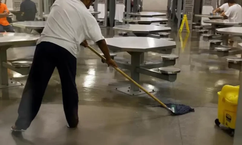 Islamabad janitor finds Rs500,000 on street, returns to owner