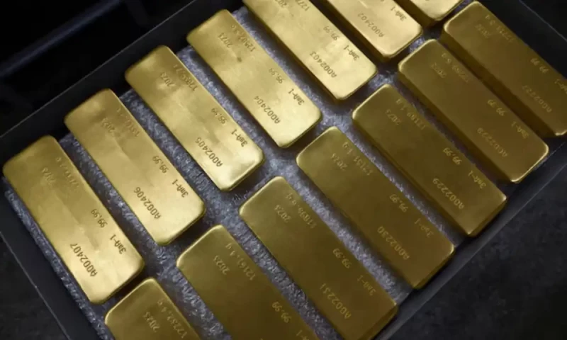 Gold prices reduces in Pakistan