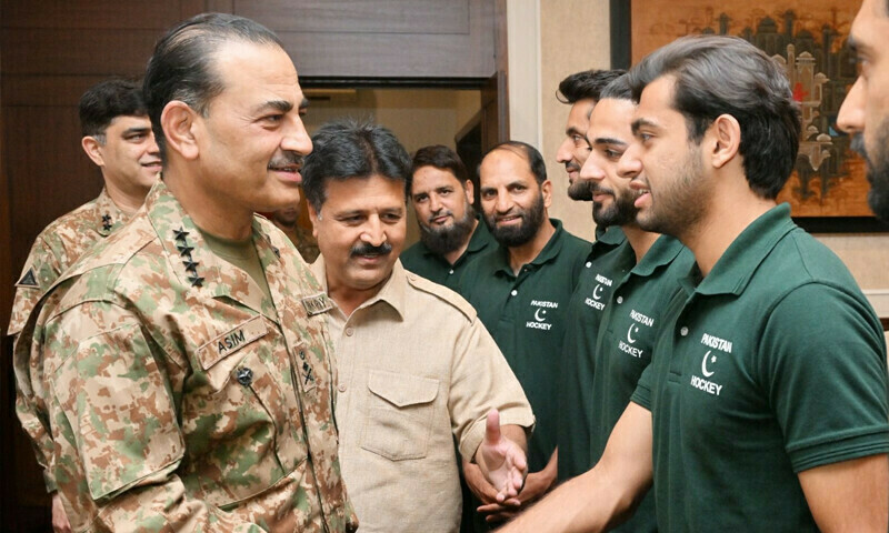 Army chief meets national hockey team