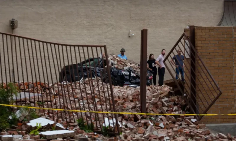 Thunderstorms pummel Houston, leaving thousands without power, killing 7