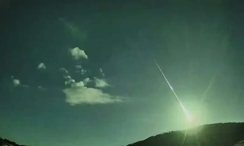 Comet fragment lights up sky over Spain and Portugal &lsquo;like a movie&rsquo;