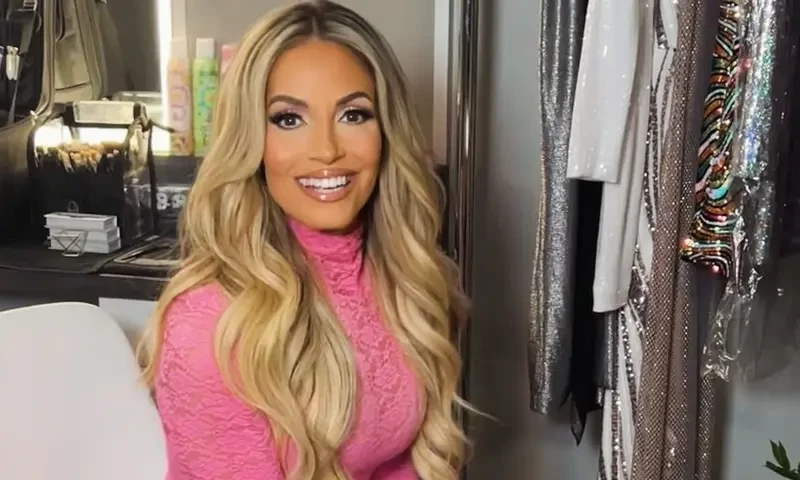 Trish Stratus poses with Rhea Ripley cosplayer