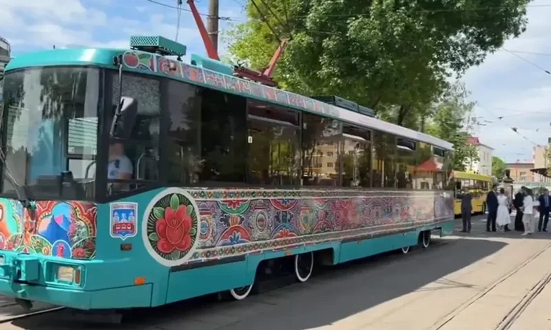Pakistan&rsquo;s truck art adds colour to tram in Belarus