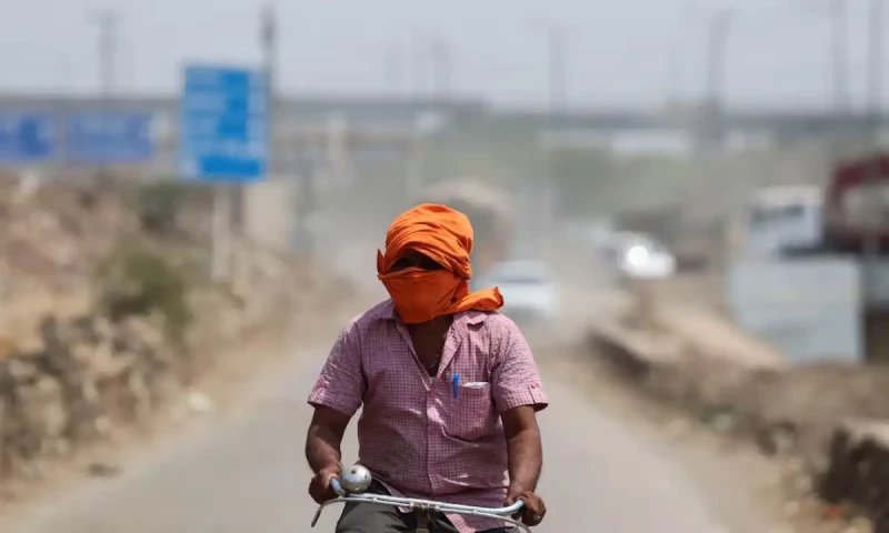 Delhi swelters in record heat for second day