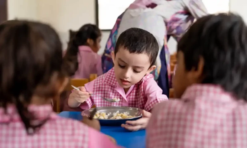Sindh govt launches scheme for milk and breakfast in school