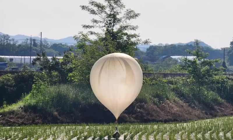 North Korea sends balloons carrying excrement to the south as a &lsquo;gift&rsquo;