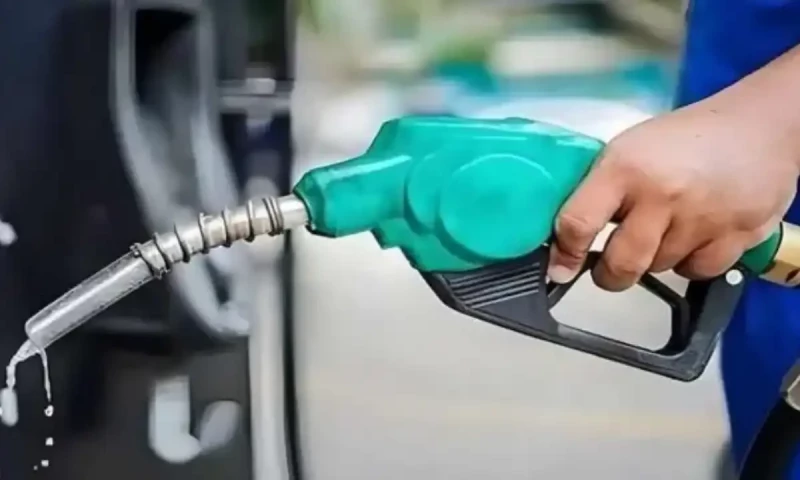 Govt cuts petrol price by Rs4.74 after brief confusion