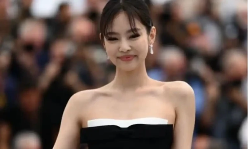 BLACKPINK&rsquo;s Jennie stuns in unconventional Jacquemus dress ahead of brand&rsquo;s 15th anniversary show