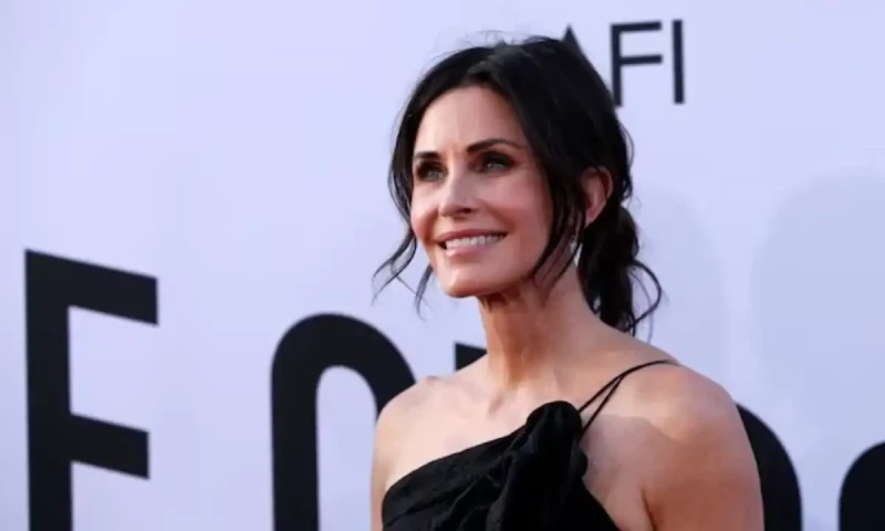 Courteney Cox Dancing In The Dark Video Courteney Cox recreates iconic ‘Dancing in the Dark’ moment on TikTok
